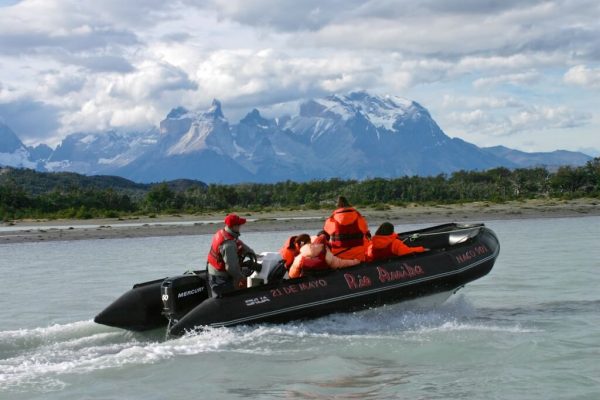 navegación en bote zodiac a el Glaciar Serrano